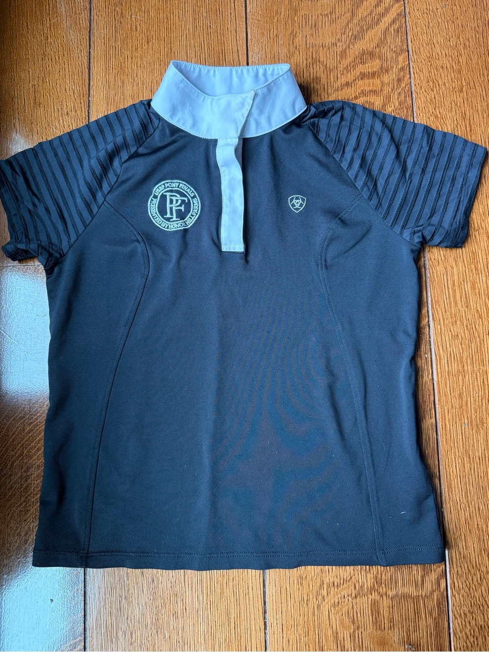 Ariat Kids Pony Finals branded shirt size medium